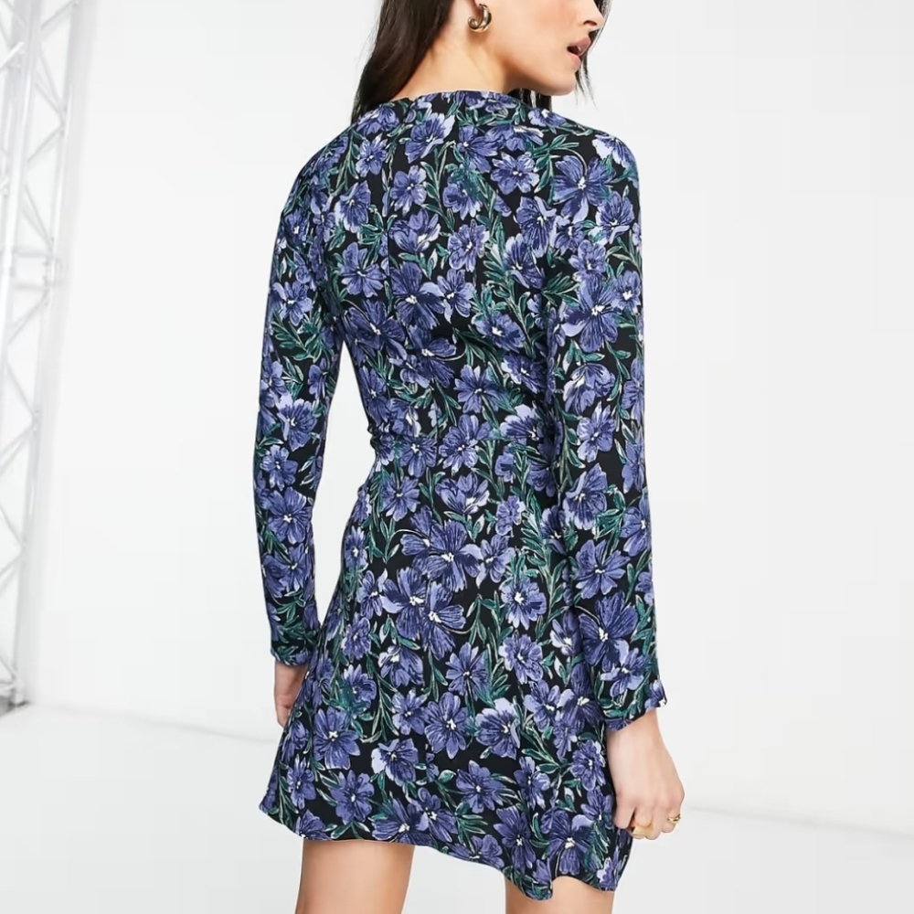 & Other Stories long sleeve mini wrap dress in dark floral - Picture 6 of 7